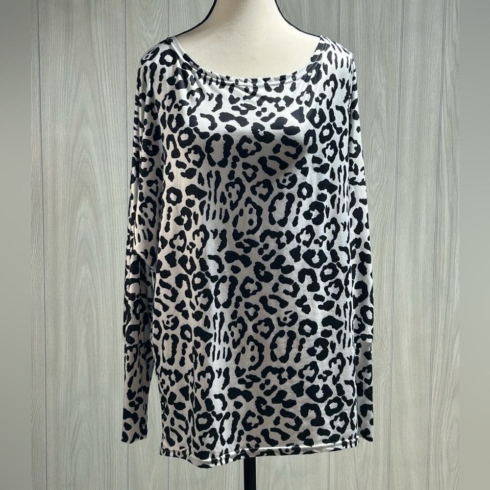 Poetsky women’s animal print long sleeve top size medium